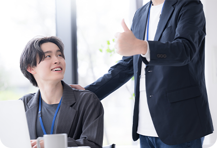 オフィスで相談する社員