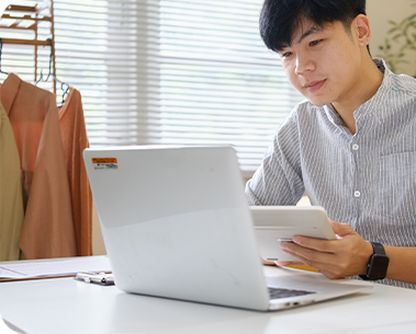 タブレットを使う社員