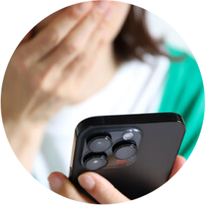社用スマートフォンを手にする女性