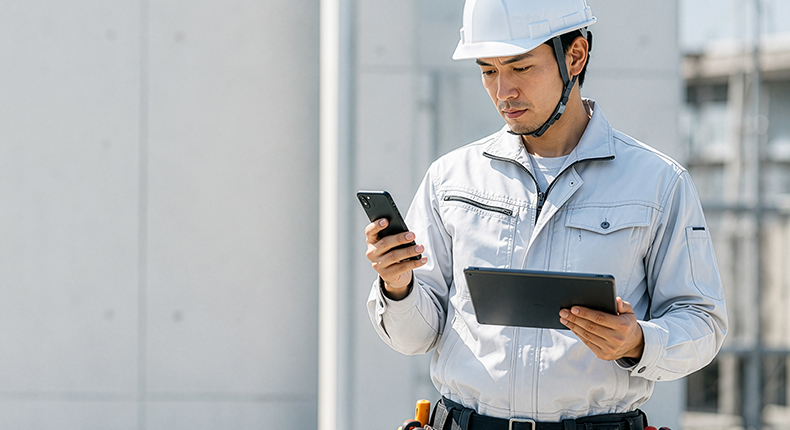 製造現場で端末を使用する社員